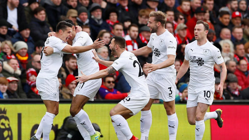 热议U22男足输越南：五后卫+偏哨都输了，非要国际日去忙全运（U22国足负越南引热议：五后卫保守难奏效，疑似偏哨也难救场，国际比赛日仍分心全运会）