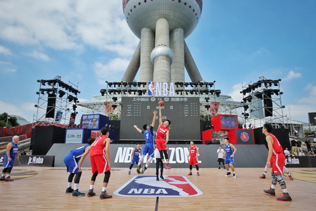 莱奥头发被拽找阿切尔比理论，后者：敢再指我就掰断你手指头（莱奥头发遭扯上前质问阿切尔比，对方威胁：再指我就掰断你手指）