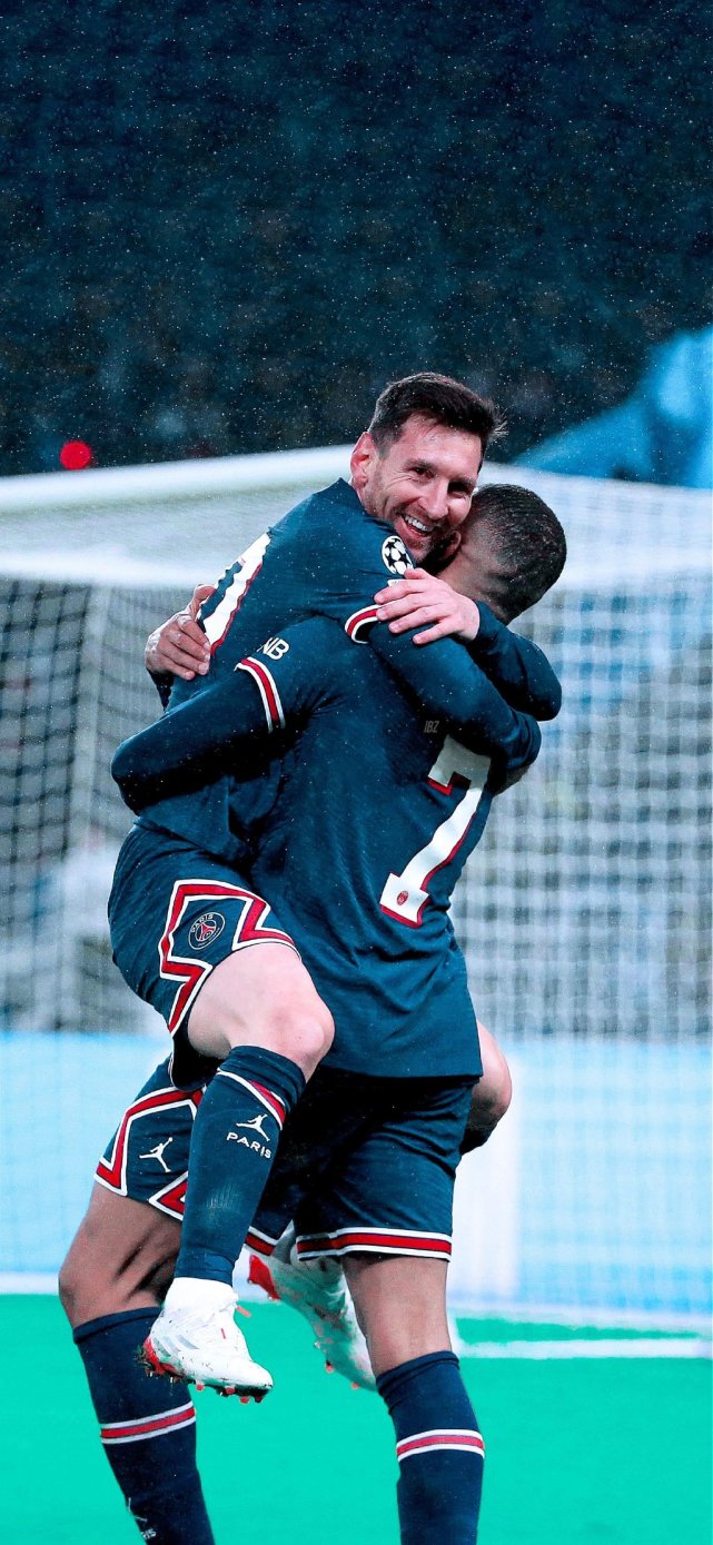 胡尔克完成职业生涯500球里程碑，球迷打出巨型TIFO致敬（胡尔克生涯500球达成，球迷巨幅TIFO致敬）