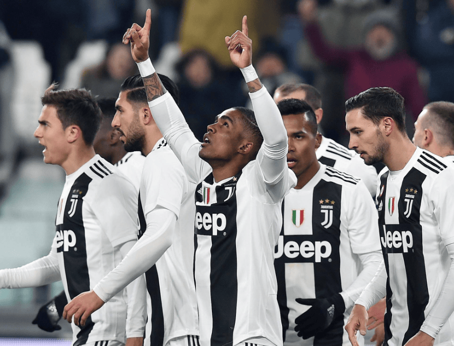 詹姆斯背身单打得分，引领球队节奏（詹姆斯背打取分，掌控比赛节奏）