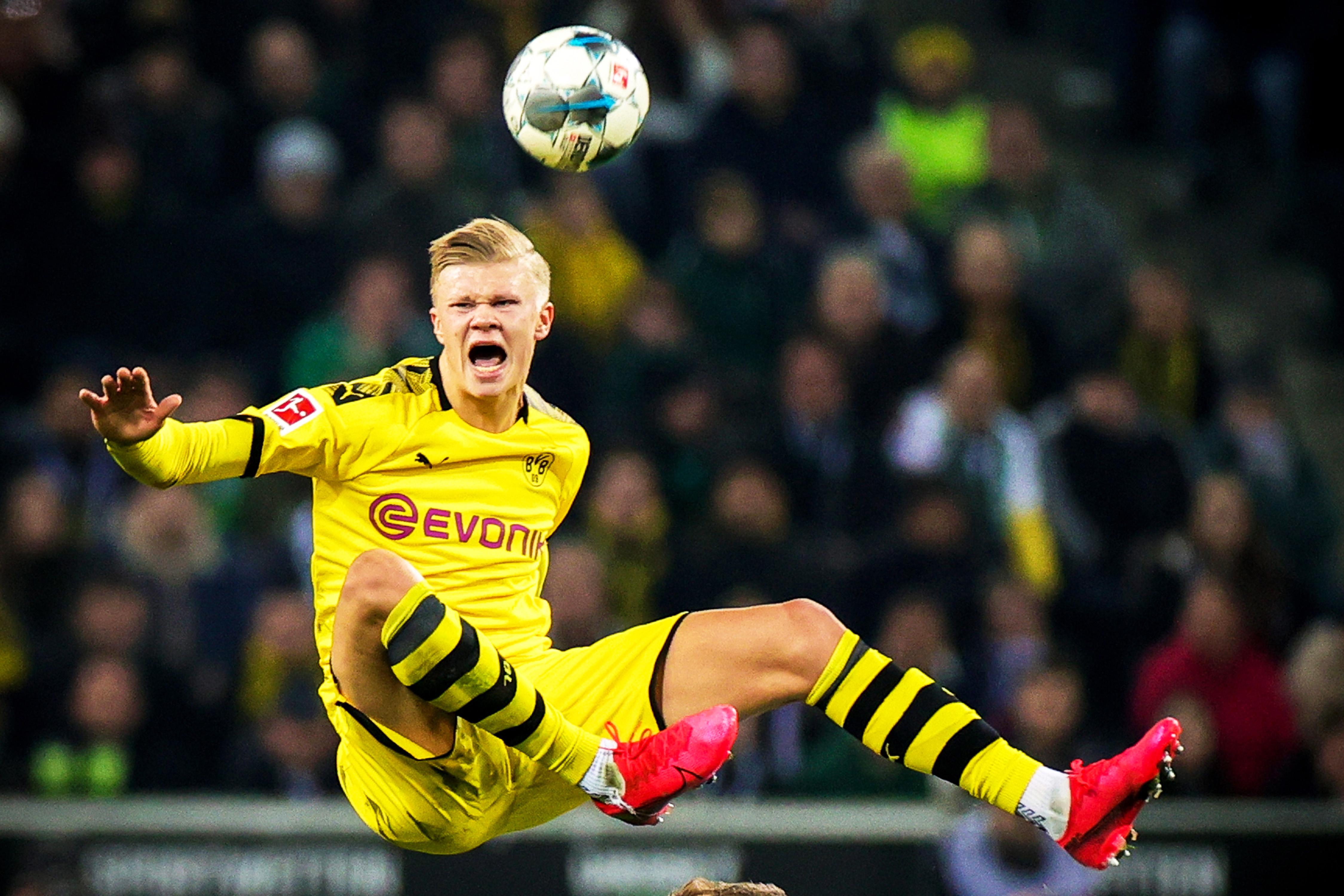 球星任意球助攻全队领先（球星任意球送助攻，球队取得领先）