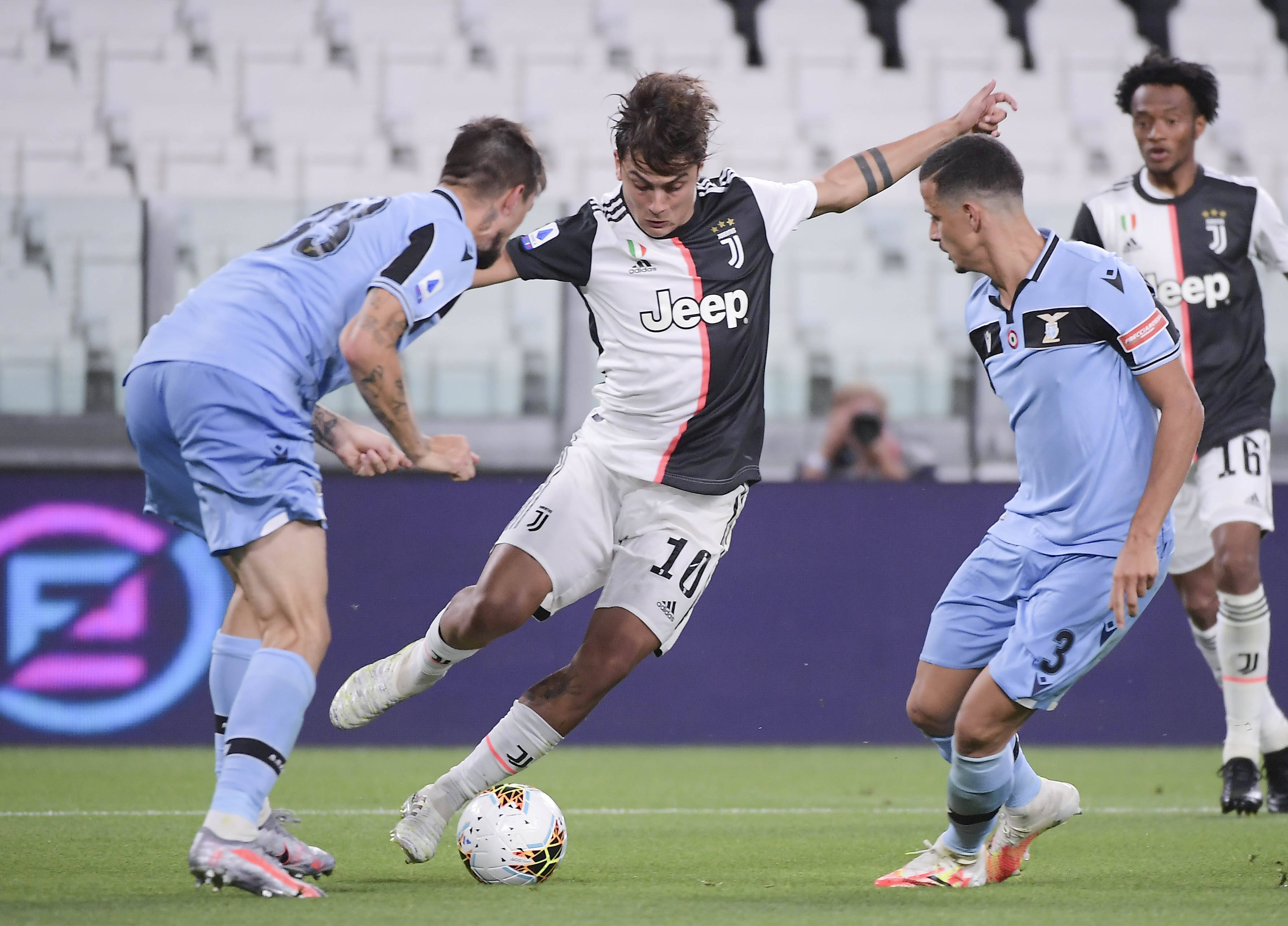 记者：中超收官战赛后，西海岸将为邵佳一举办告别仪式（据记者透露，中超末轮结束后，西海岸将为邵佳一举行告别仪式）