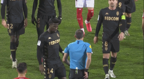 英联杯半场：贝尼特斯屡献神扑，阿森纳0-0水晶宫（英联杯半场战报：贝尼特斯多次神扑，阿森纳与水晶宫互交白卷）