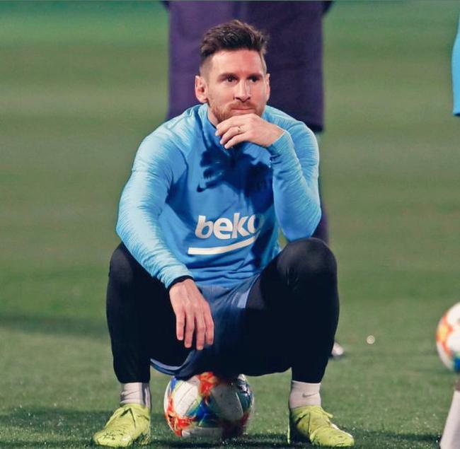 李帅与海港球迷同庆：尊敬的四星球迷，冠军是我们一起拿到的（李帅携海港球迷同欢：向四星拥趸致敬，冠军由我们共同捧起）