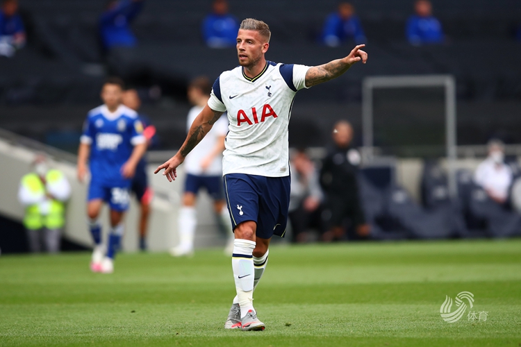 中超改跨年制，融入世界还是盲目跟风？（中超推行跨年赛制：迈向国际，抑或随波逐流？）