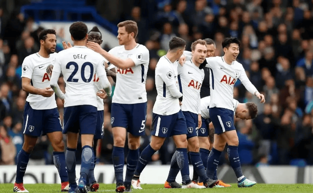 欧冠半场：里奥斯乱战破门，本菲卡暂1-0那不勒斯（欧冠半场战报：里奥斯混战中破门，本菲卡暂以1-0领先那不勒斯）