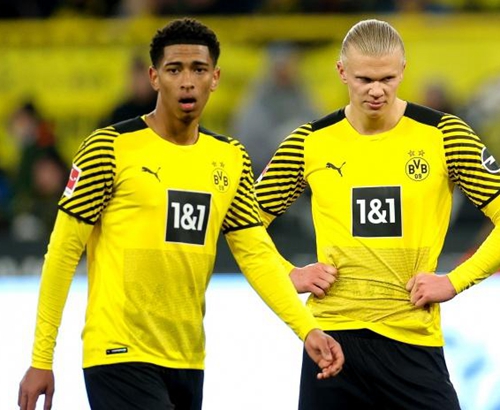 西媒：埃里克-加西亚因上半场面部受撞击后头晕在半场被换（西媒：埃里克-加西亚上半场面部受撞致头晕，中场被换下）