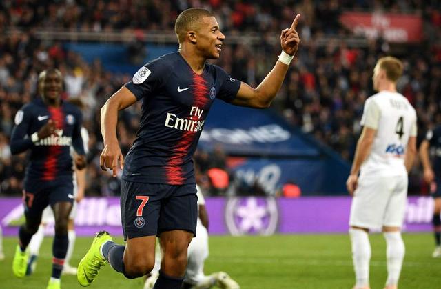 违反规则了，一支球队不能使用两名守门员（一支球队不得同时使用两名门将）